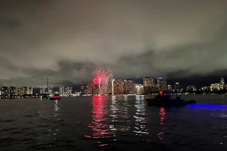 Paradisecharters Private Fireworks Cruise Waikiki Feature Ultimate Friday Night View