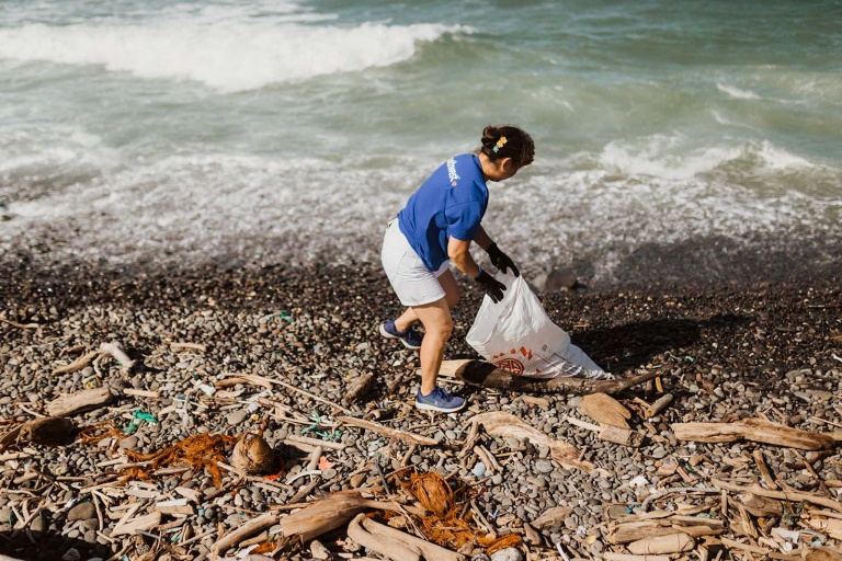 Kanuhawaii Volunteer At Konu Beach Cleanup On Maui Feature Individual Activities