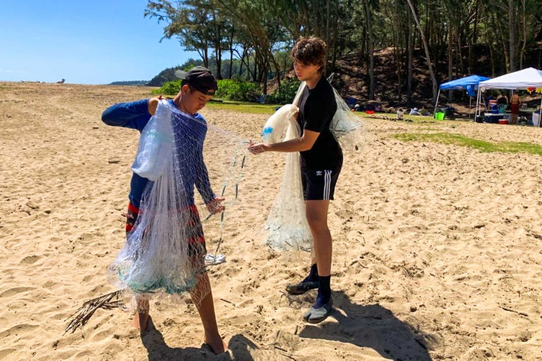 Hawaiilandtrust Volunteer At Kahili Beach Preserve Feature Community Friendly