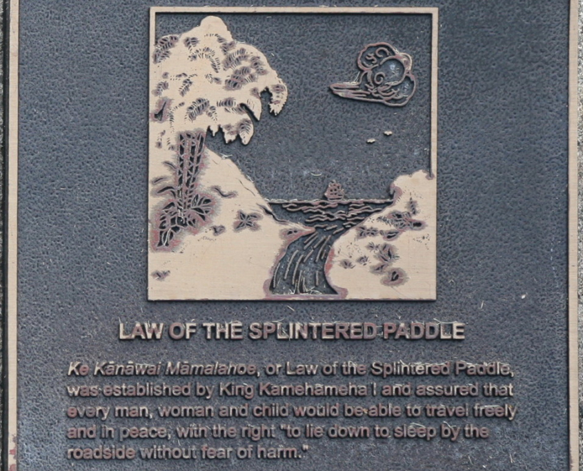 Kānāwai Māmalahoe plaque on King Kamehameha I statue at Aliʻiōlani Hale, Honolulu