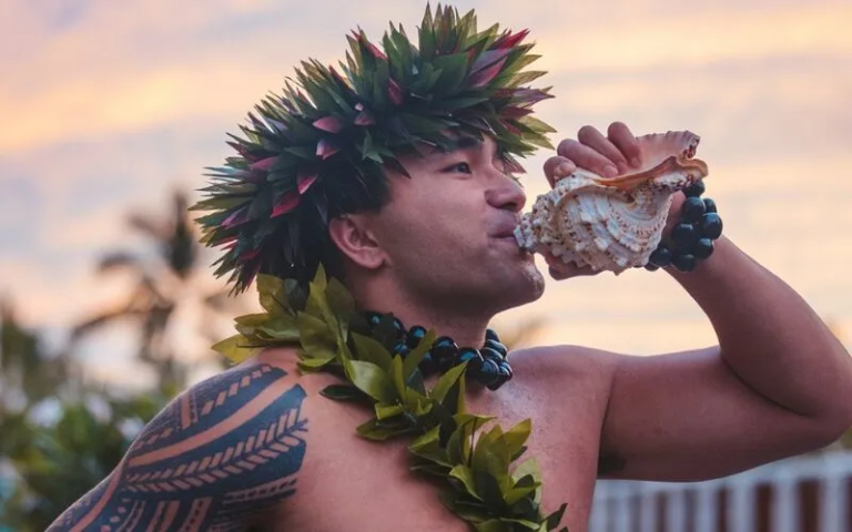 Waikiki Paina Hawaiian Luau Blow The Conch Shell Trumpet