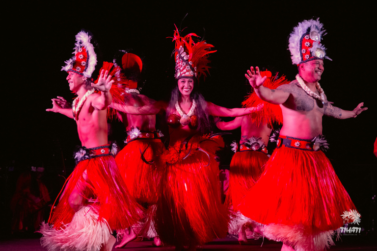 Wailua-Nui-Luau-Dancers-in-circle