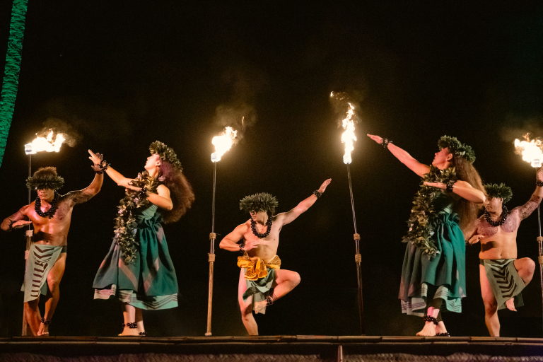 Wailua-Nui-Luau-dancers-on-stage