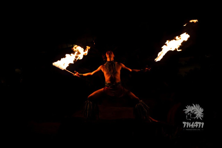 Wailua-Nui-Luau-dramatic-fire-dance-pose