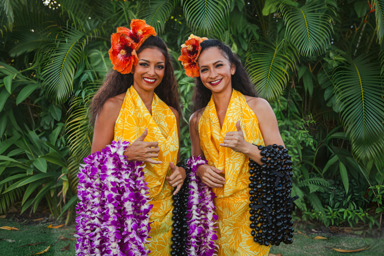 Wailua-Nui-Luau-lei-greeters