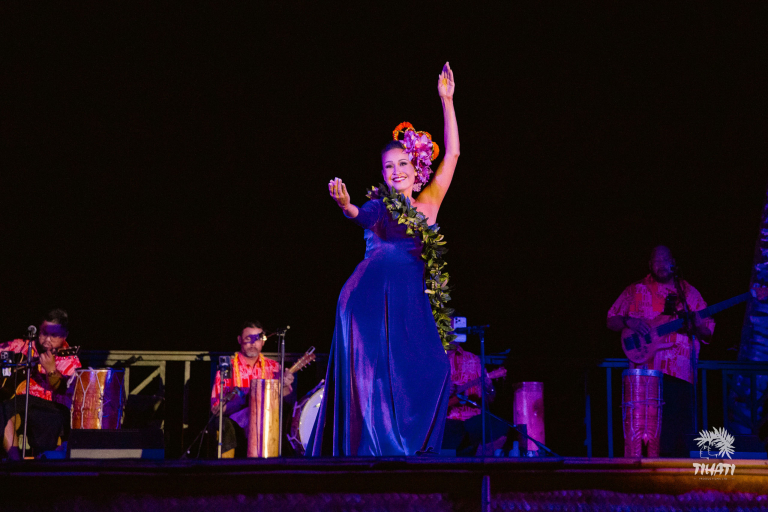 Wailua-Nui-Luau-single-hula-female