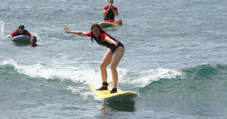 hoku-water-sports-group-surfing-lesson-girl-surfing