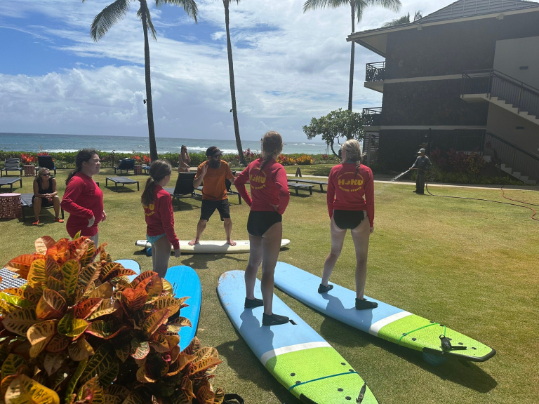 hoku-water-sports-group-surfing-lesson-instructor-teaching-group