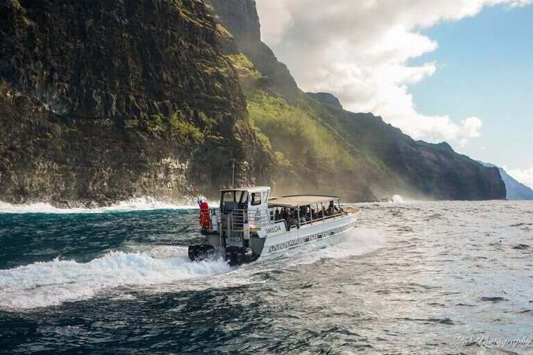 Kauai_Sea_Tours_Express_Na_Pali_Sunset_Tour_aboard_Imiloa_Feature_slide_1.4