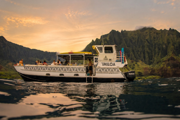 Kauai_Sea_Tours_Express_Na_Pali_Sunset_Tour_aboard_Imiloa_Feature_slide_2.5