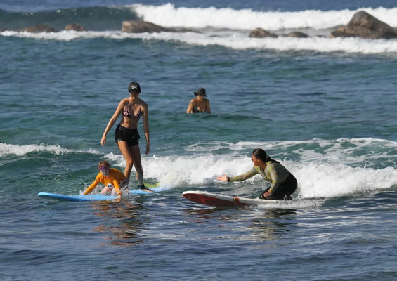 kona_town_surf_adventures__llc_Big_Island_Semi_Private_Surf_Lesson_Slider_2