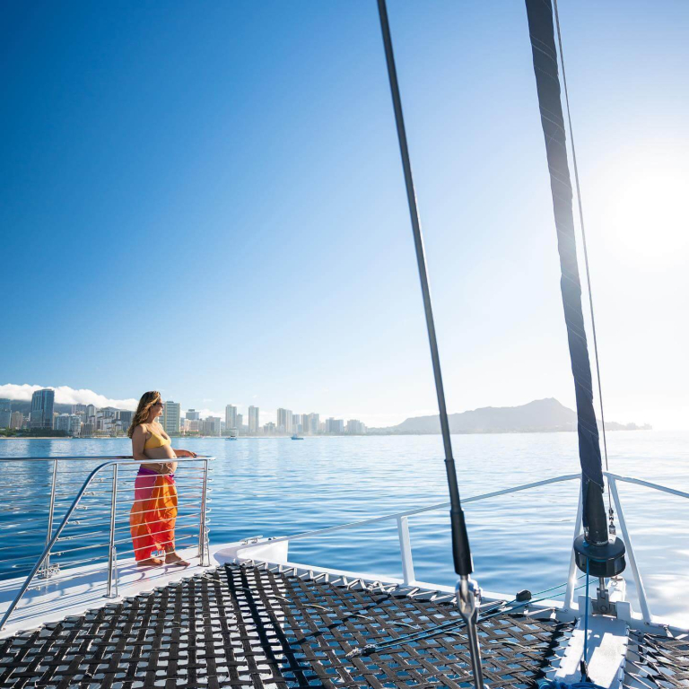 makani-catamaran-waikiki-fun-in-the-sun-sailing-cruise-girl-on-the-sail