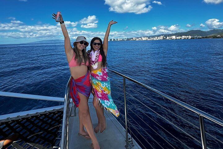 makani-catamaran-waikiki-fun-in-the-sun-sailing-cruise-girls-on-the-cruise